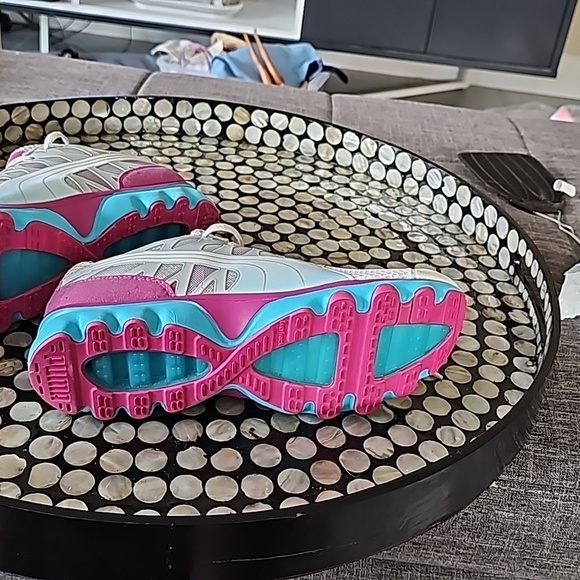 NWOT PUMA SNEAKERS - Picture 4 of 10